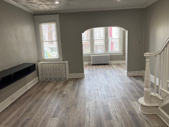 Building Photo - 302 E Albanus St