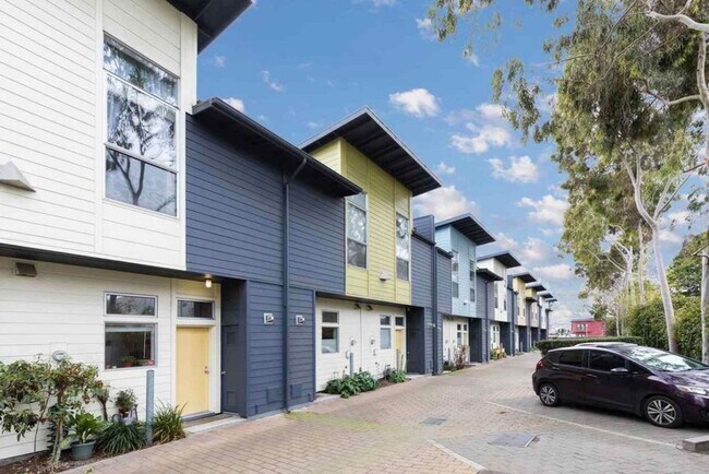 Foto del edificio - Modern 2-Story Loft-Style Townhouse. $1000...