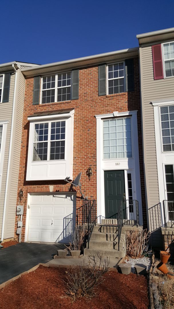 Building Photo - Townhouse in established and convenient Fr...