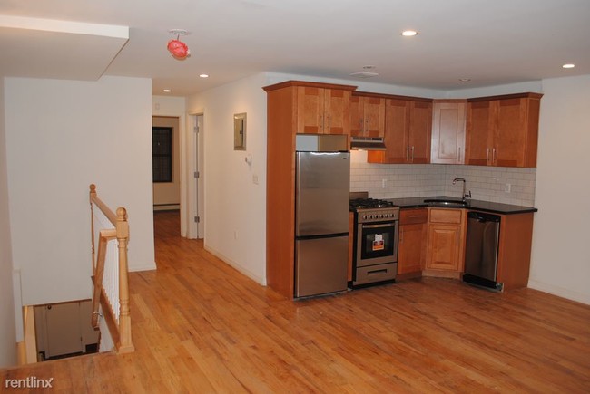 Building Photo - 689 Greene Ave