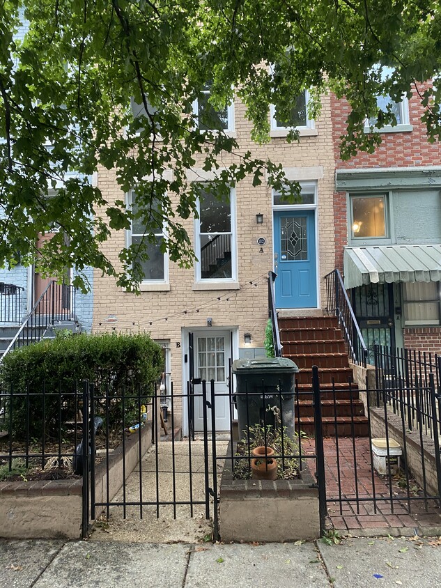 Top floor of townhouse - 112 15th St SE