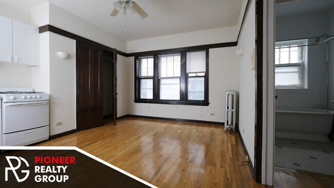Building Photo - 822 W Waveland Ave