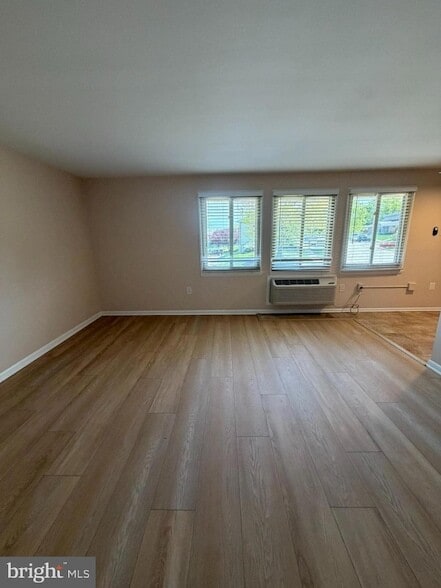 Building Photo - 250 Tanglewood Ln