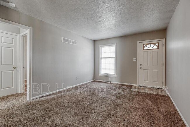 Building Photo - 701 NE Columbus St