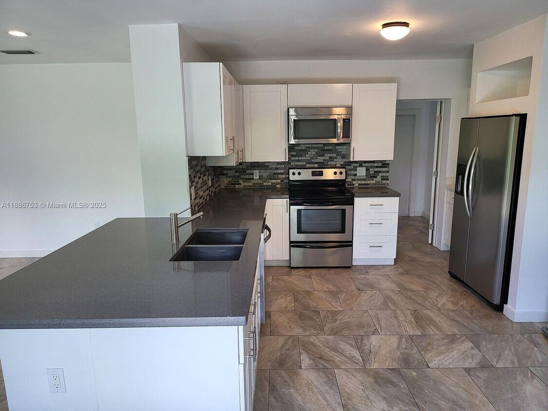 Foto principal - 8575 SW 125th St