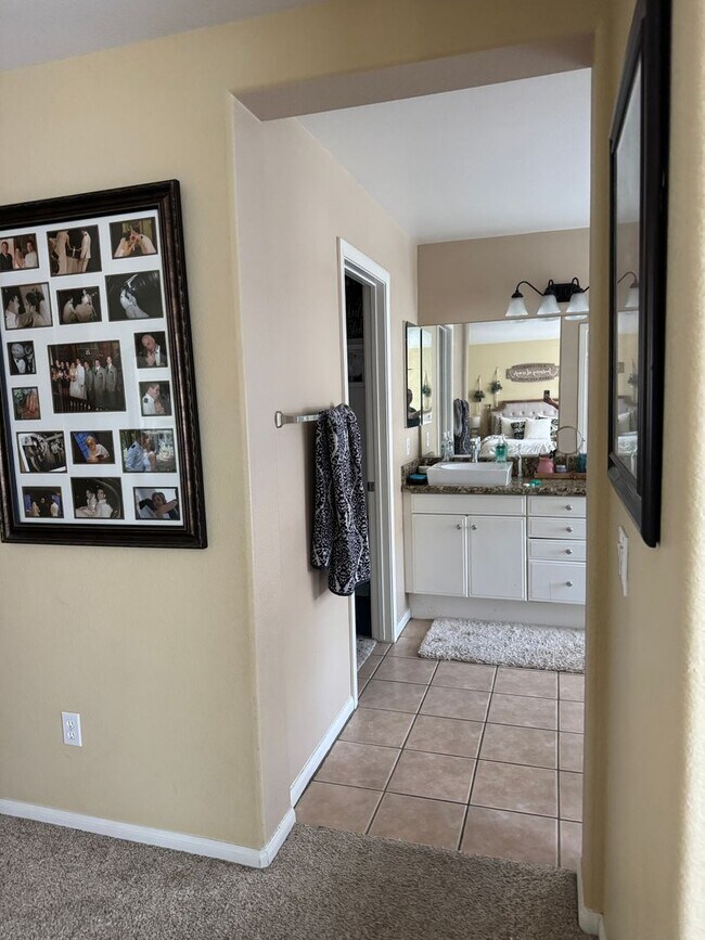 Foto del edificio - 4BD 2.5BA House with 2 Car Garage