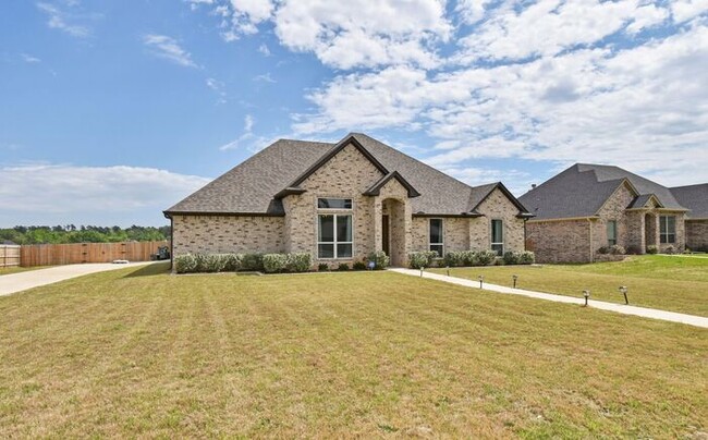 Foto del edificio - Stunning 4 Bed 2 Bath!