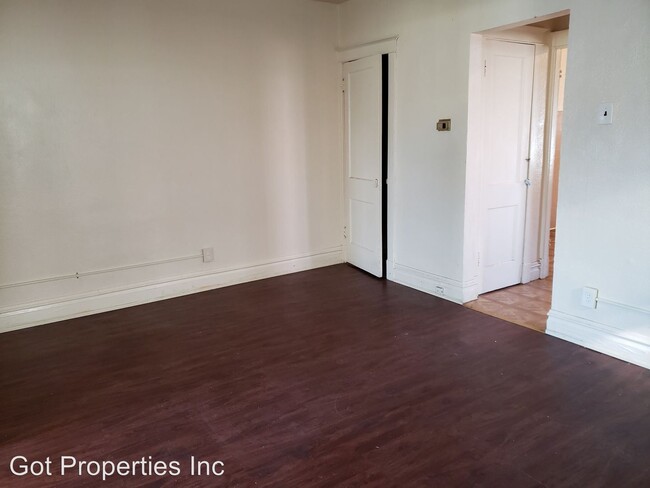 Foto del edificio - 8715-8717 Jennings Station Rd