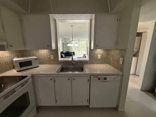 Foto del edificio - 14307 Bedford Dr