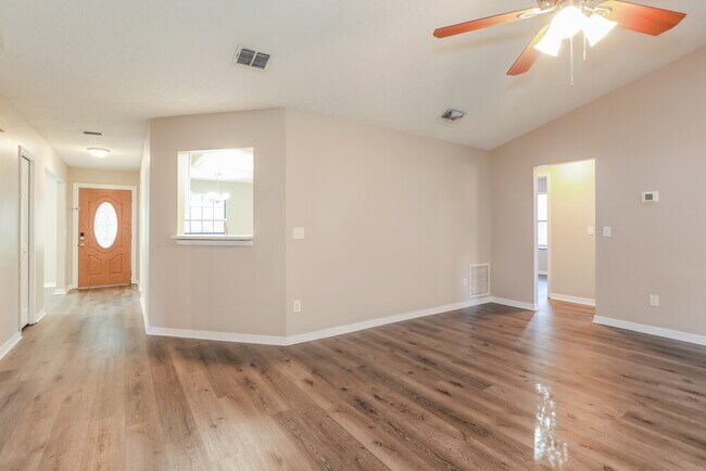 Foto del edificio - 3667 Lumberjack Cir N