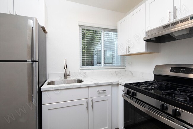 Building Photo - *OPEN HOUSE: 10/1 11:30AM-1PM* Gorgeous 2B...
