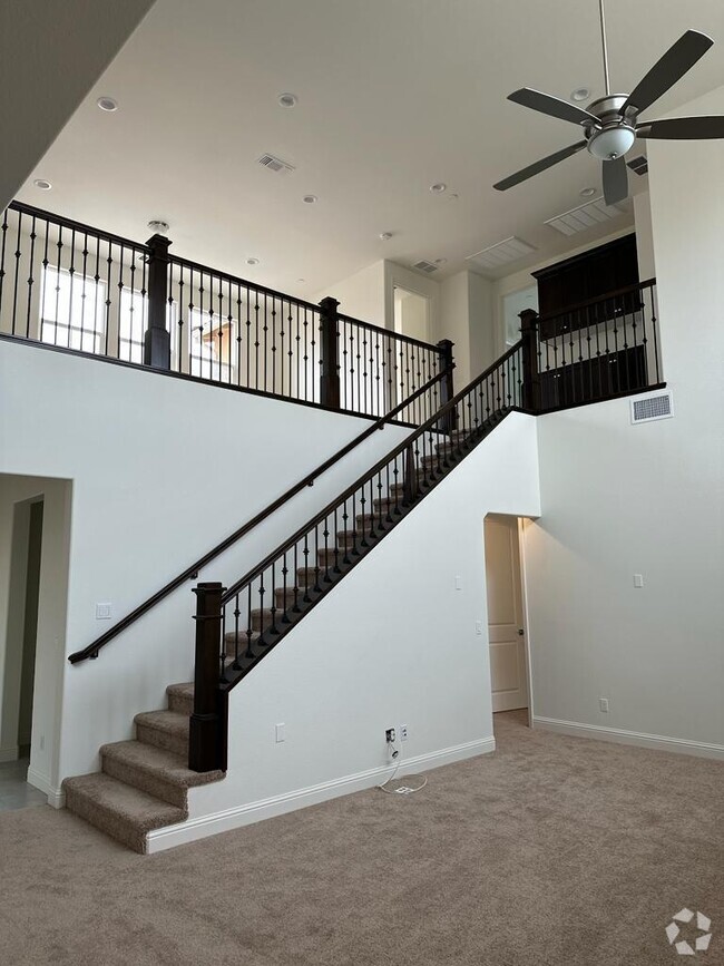Building Photo - 499 Russell Way