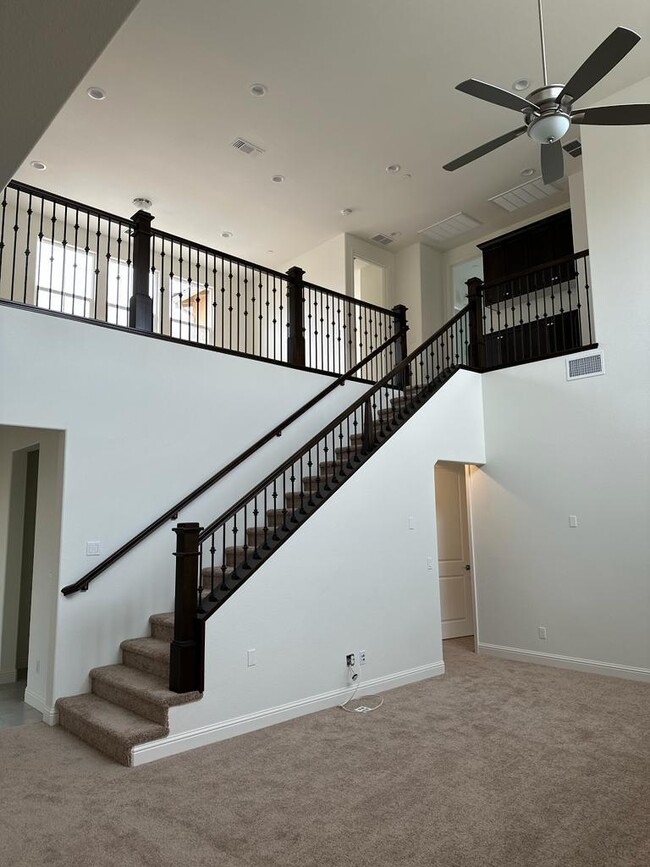 Foto del edificio - 499 Russell Way