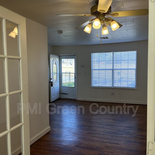 Building Photo - 1510 W 49th St