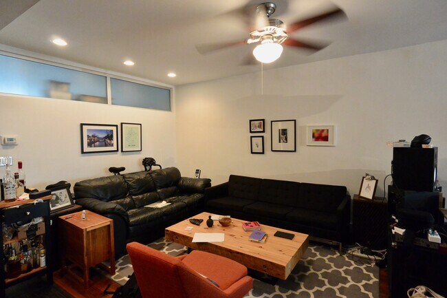 Building Photo - FANTASTIC 2 BEDROOM WITH GARDEN