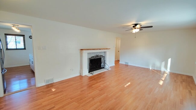 Building Photo - *Beautifully Renovated 3BD/1.5BA Single-Fa...