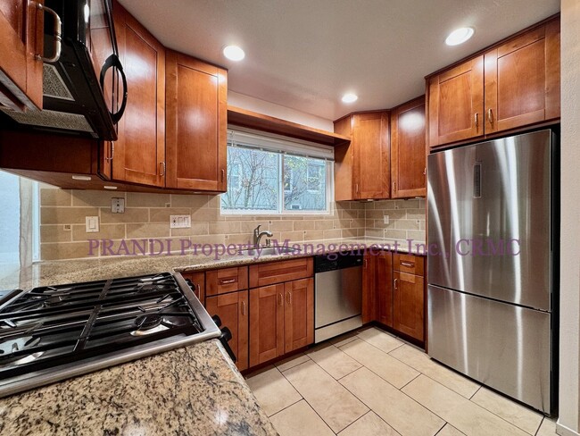 Building Photo - Lovely, Spacious 2bdrm 1.5 Bath Available ...