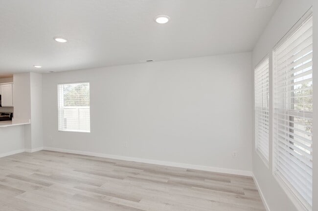 Building Photo - Beautiful New 2 Bedroom Cottage Now Availa...