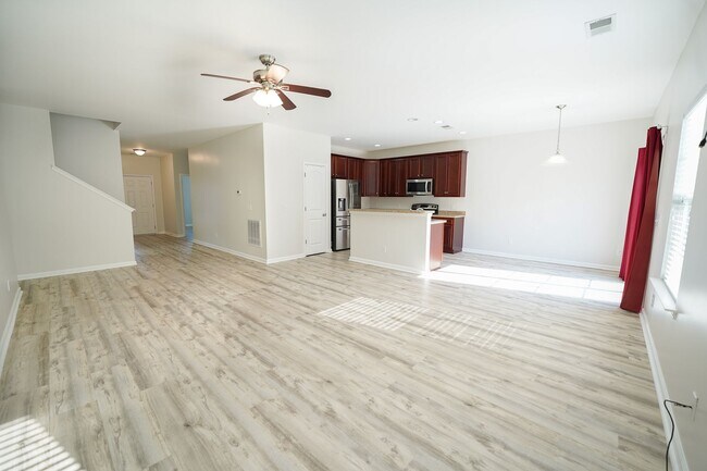 Foto del edificio - Available Soon!