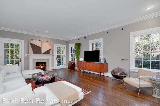 Foto del edificio - 4 br, 2.5 bath House - 336 Vanderbilt Rd.