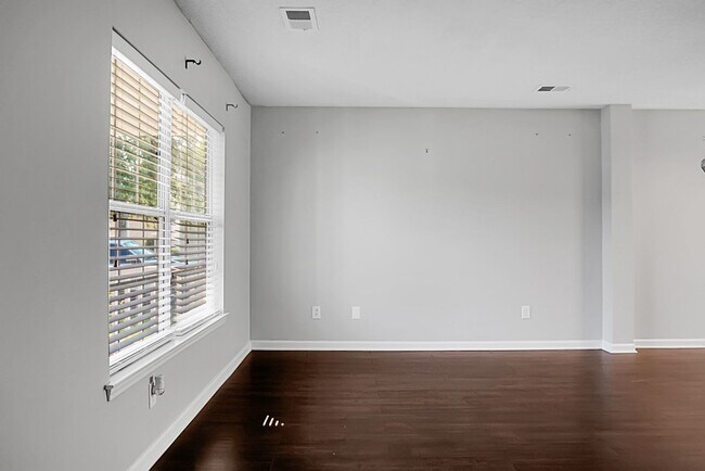 Building Photo - Spacious 2 Story, 4 BR, 2.5 BA, 2 Car Gara...