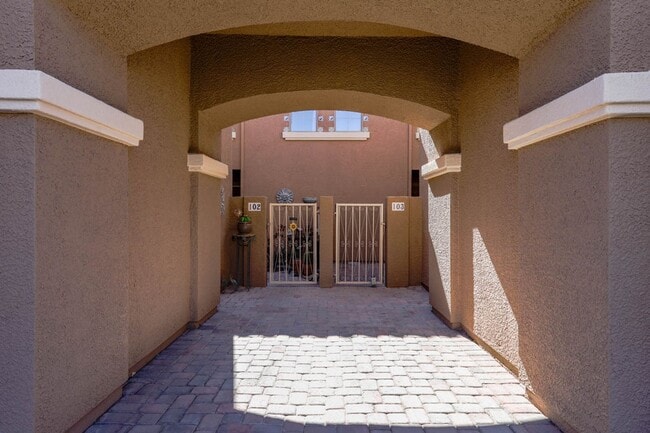 Building Photo - Painted Desert Golf Community Townhome