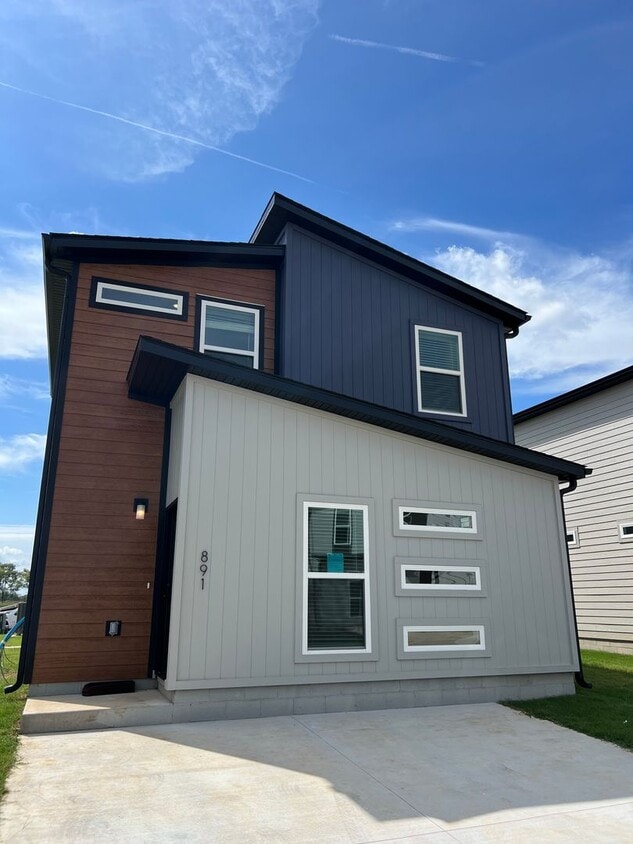 Primary Photo - LIMITED TIME LEASE SPECIAL!! 2 MONTHS RENT...