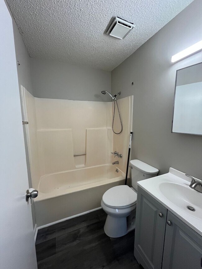 Foto del edificio - 2 Bedroom/ 1 Bathroom Duplex in Hermitage