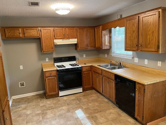 Building Photo - 716 Rosewood Dr