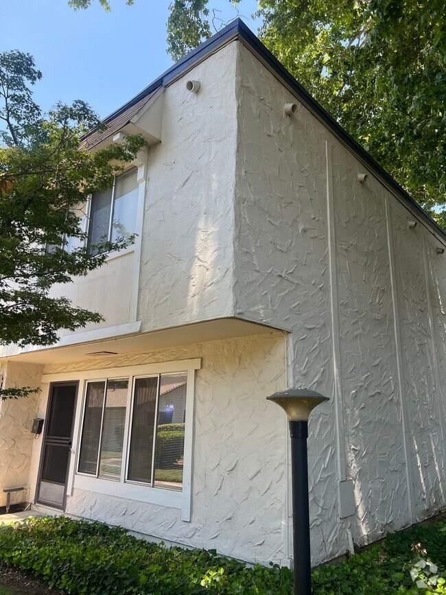 Building Photo - 8855 Salmon Falls Dr