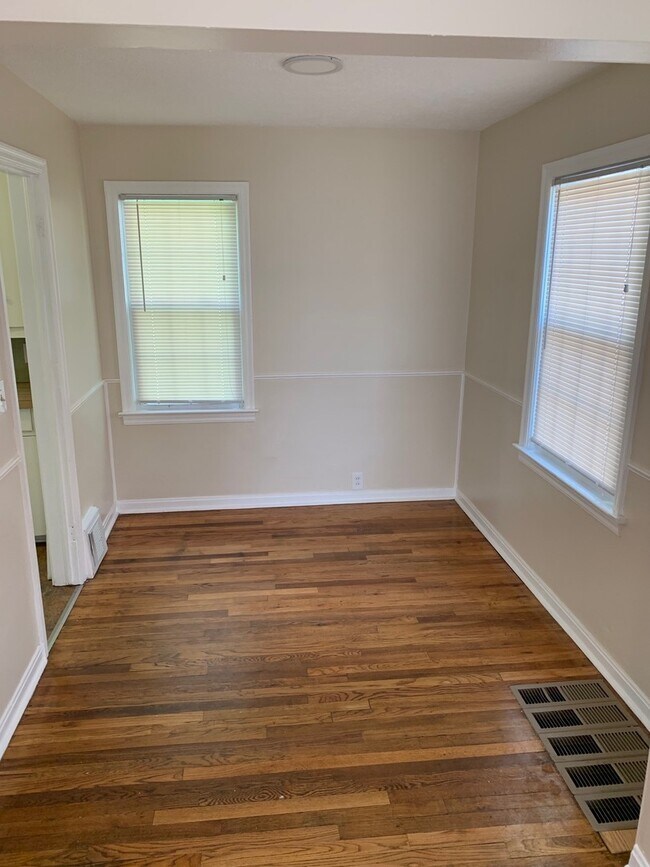 Building Photo - Near School and Downtown - 2 Bedroom & 1 Bath
