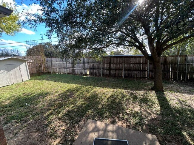 Building Photo - 307 Oakhurst Dr