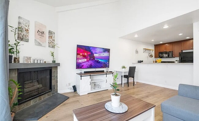 Building Photo - Discover this inviting 1-bedroom, 1-bathro...