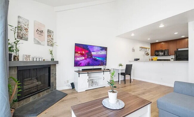 Foto del edificio - Discover this inviting 1-bedroom, 1-bathro...