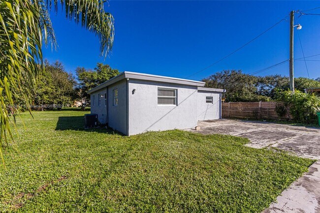 Building Photo - 4433 SW 52nd St