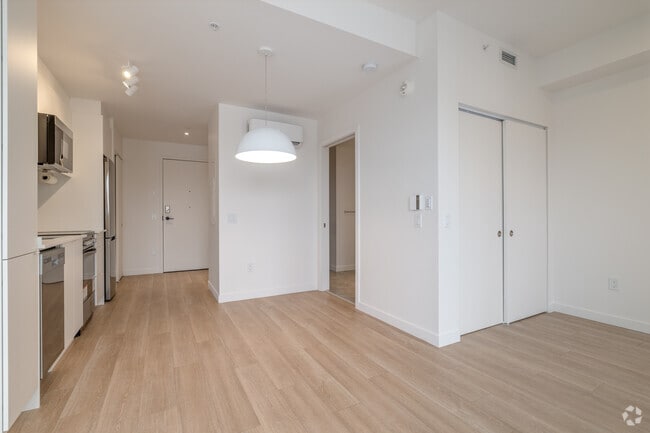 Studio - 420SF - Dining Room - Mellem Ville-Marie