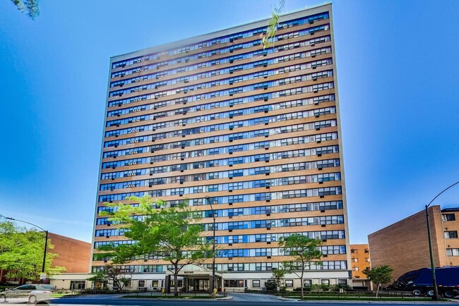 Building Photo - 6030 N Sheridan Rd