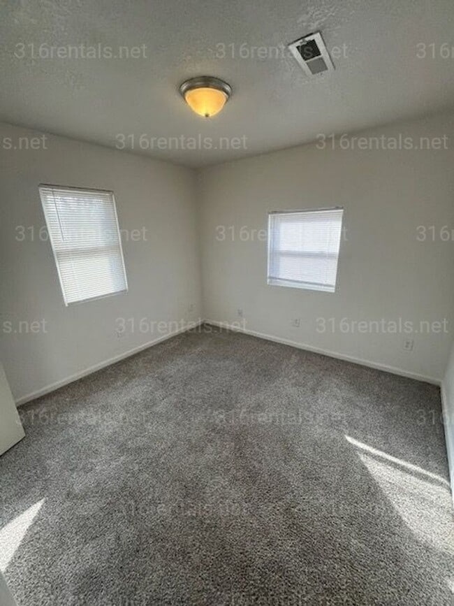 Building Photo - $1100 - 3 bed 2 bath - Single Family Home *COMING SOON*