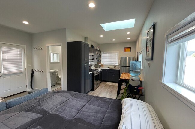 Foto del edificio - Remodeled Furnished Studio, Conveniently l...