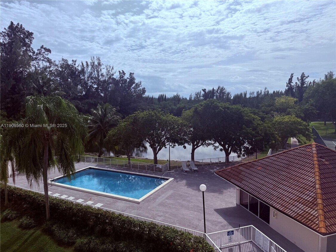 Foto principal - 8200 SW 210th St