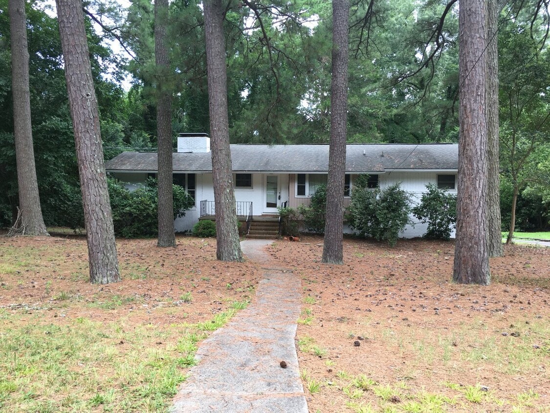 Large Duplex home with giant deck, parking, in quiet neighborhood, Available in June - Large Duplex home with giant deck, parking, in quiet neighborhood, Available in June