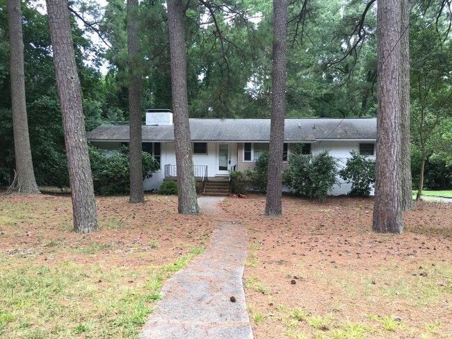 Large Duplex home with giant deck, parking, in quiet neighborhood, Available in June - Large Duplex home with giant deck, parking, in quiet neighborhood, Available in June