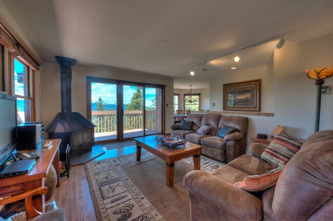 Building Photo - Ski Season Rental! Beautiful home near bus...