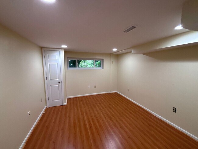 Foto del edificio - COMING SOON - Beautiful and spacious 4Bed/2Bath Rambler in Rockville!