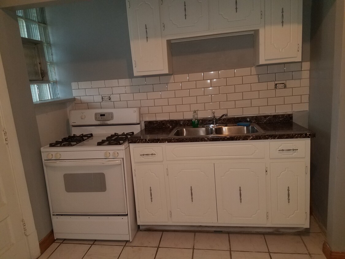 Primary Photo - 5725 W Addison St