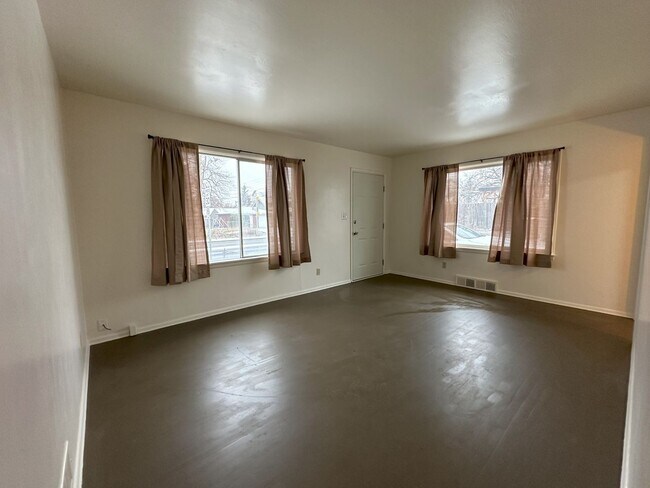 Building Photo - 963