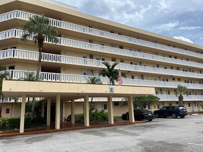 Building Photo - 2930 Point E Dr