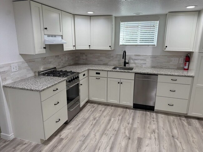 Foto del edificio - Wonderful updated basement apartment - Available NOW!