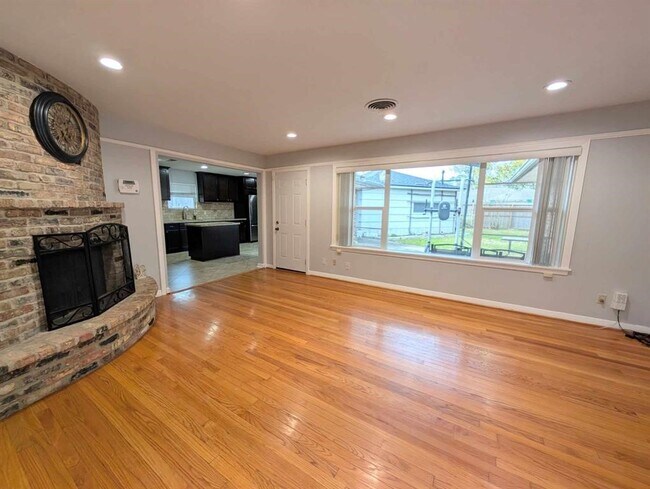 Foto del edificio - 5306 Briarbend Dr