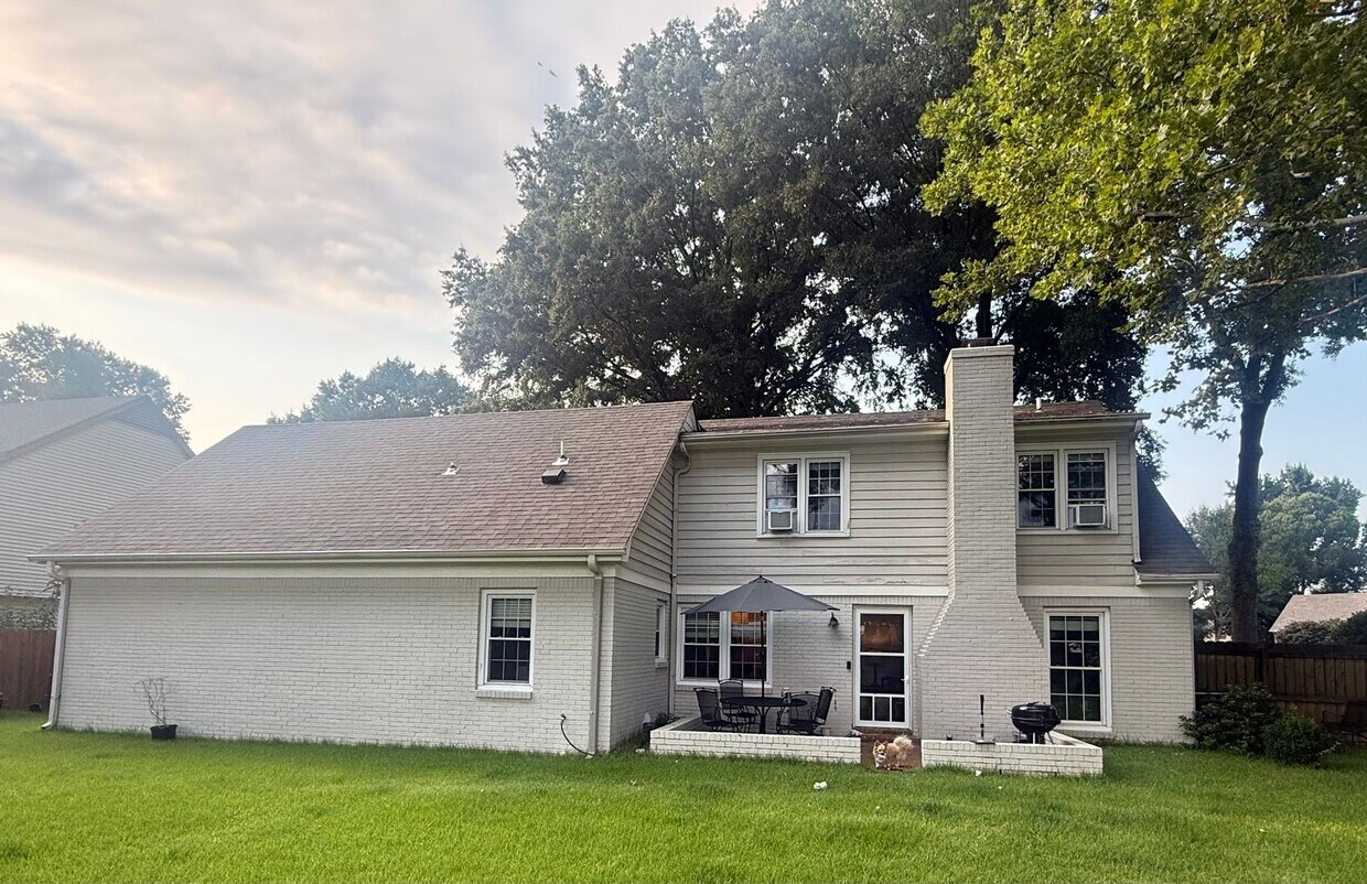 Foto del edificio - 4 bedroom, 2.5 bath home over 2600 square feet near Farmington Elementary School
